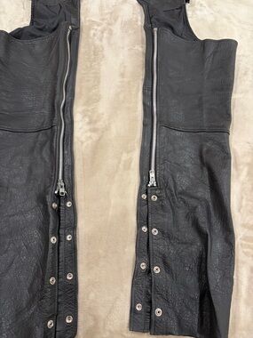 Leather Gallery Black Leather Zip-Front Chaps with Snap Side Closures size Small